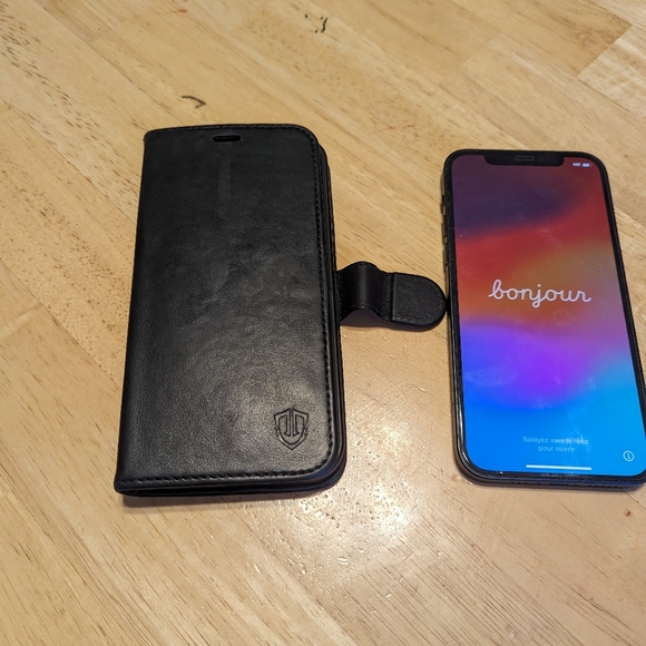 iPhone 12 - Picture 2 of 3